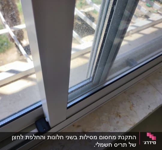 חלון זכוכית עם מסגרת אלומיניום